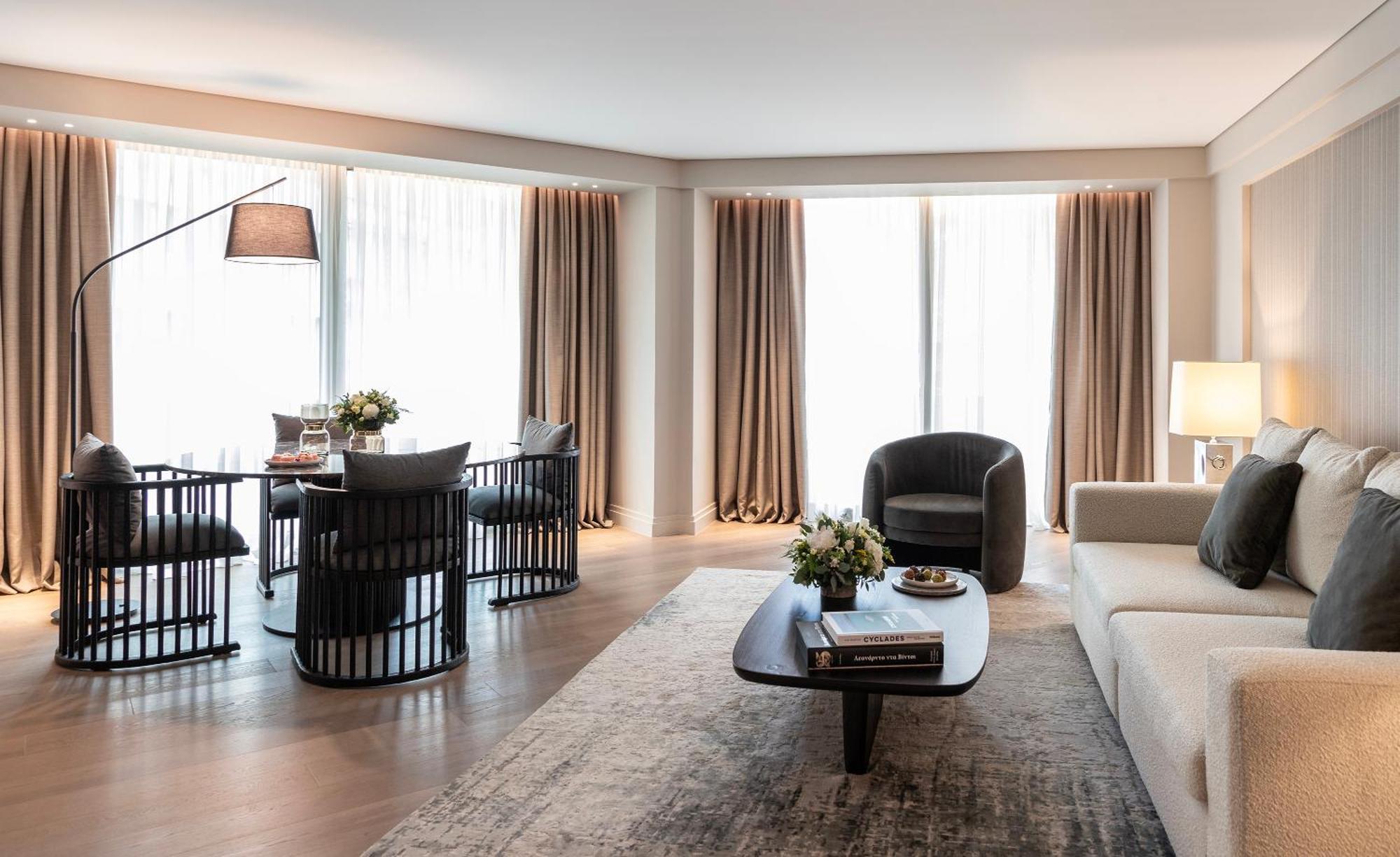 Njv Athens Plaza Atenas Exterior foto A living room at The Hari