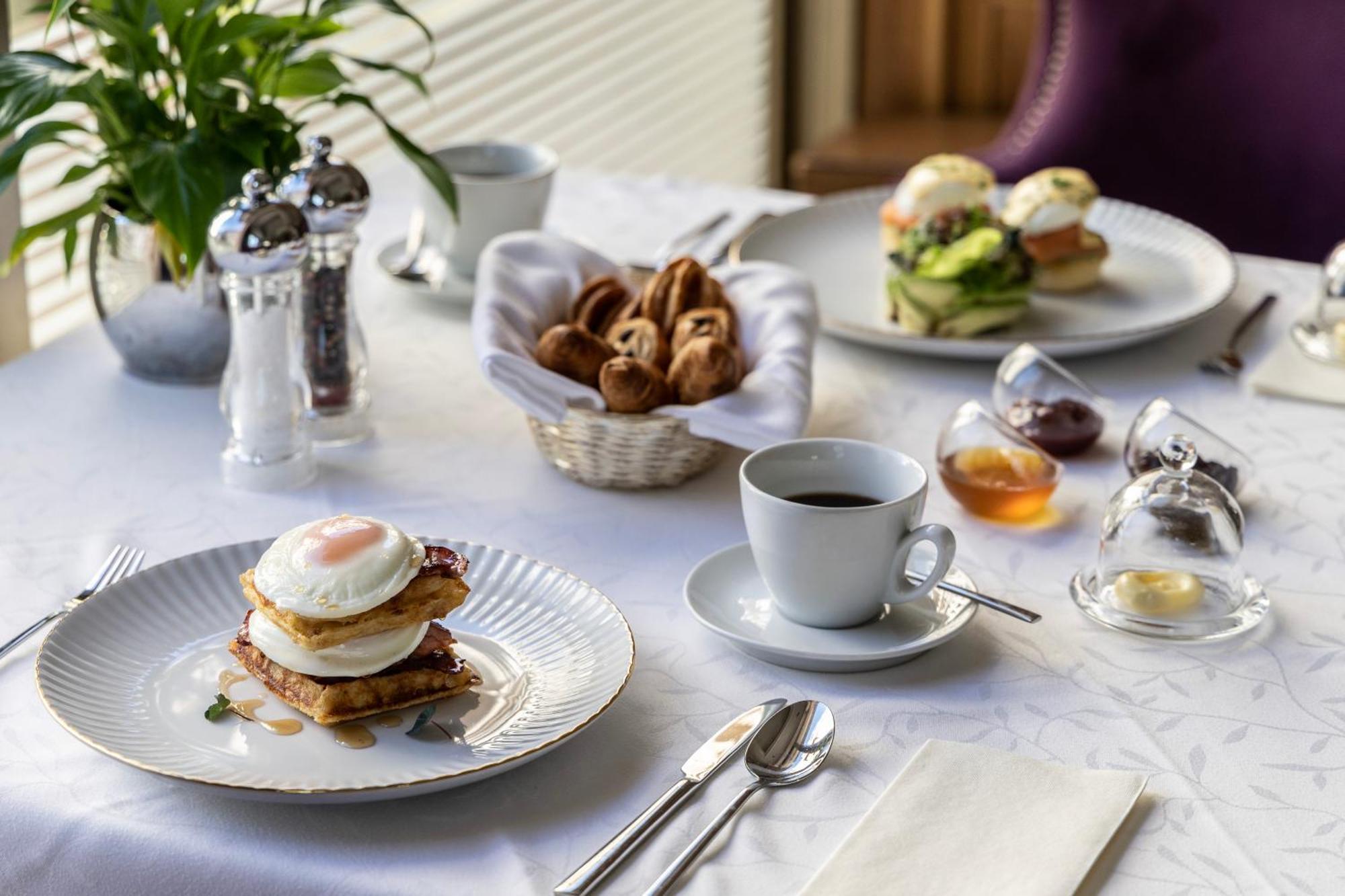 Njv Athens Plaza Atenas Exterior foto A breakfast table