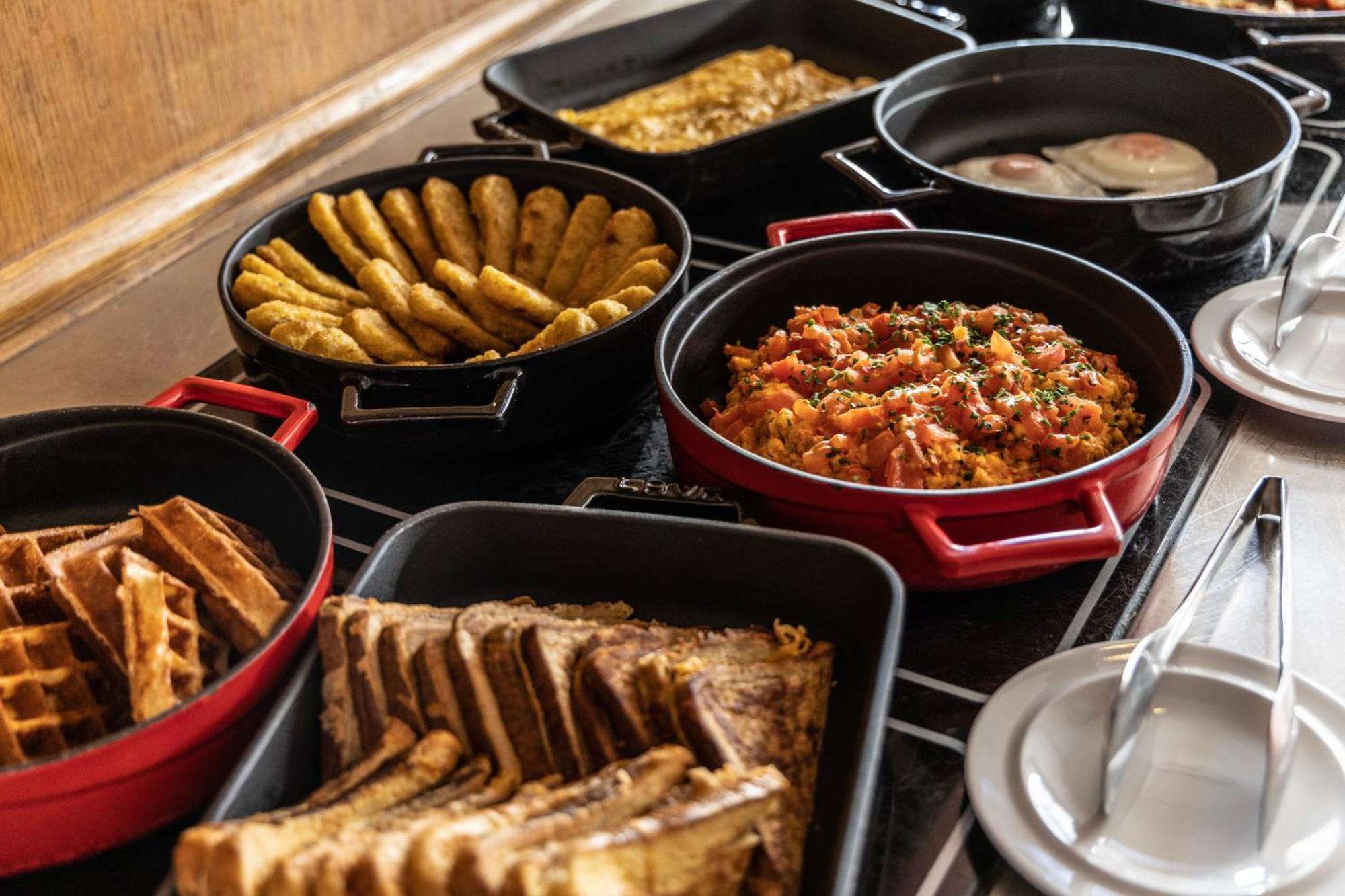 Njv Athens Plaza Atenas Exterior foto A buffet at a hotel