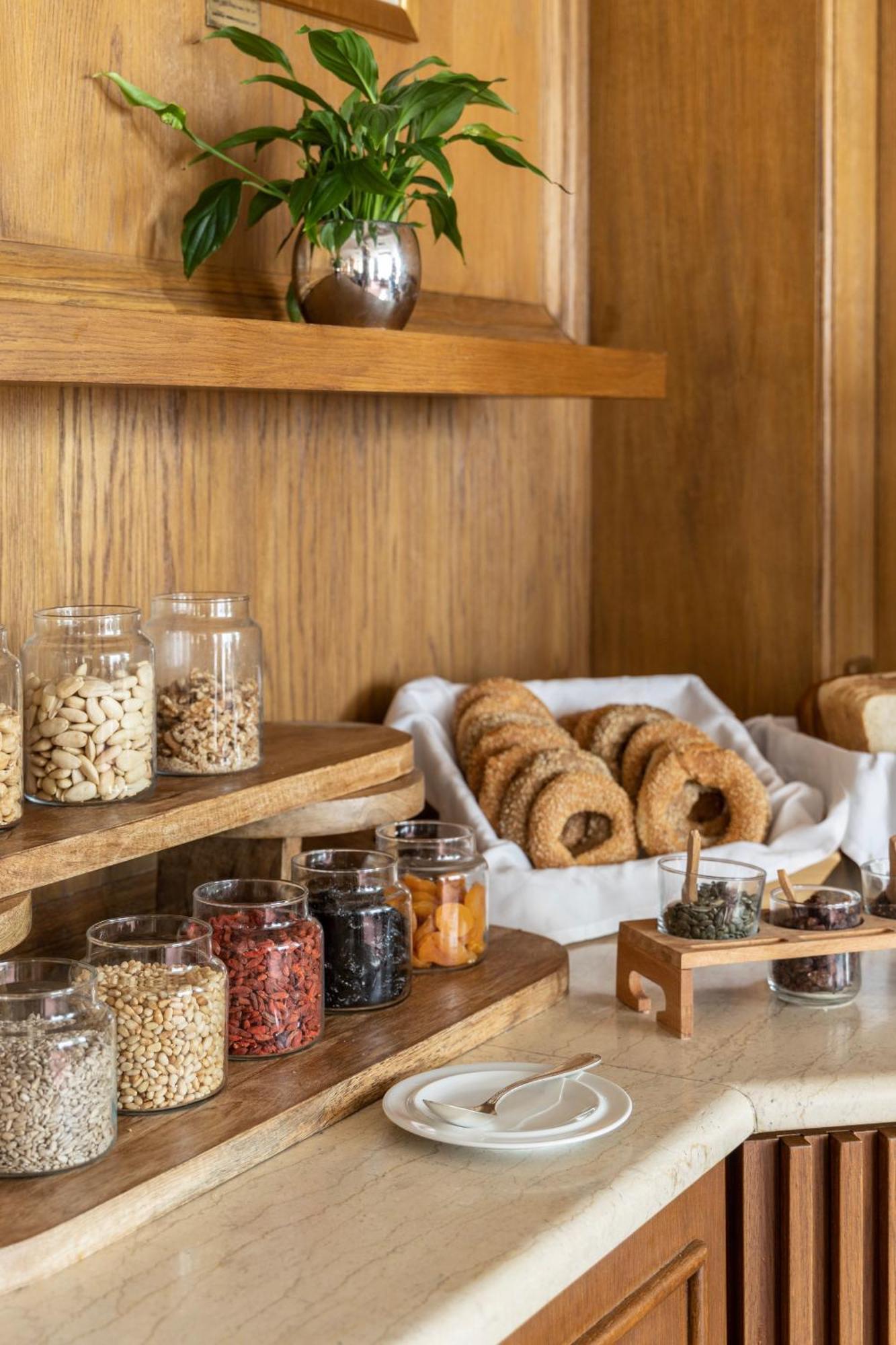 Njv Athens Plaza Atenas Exterior foto Bagels and other breakfast items at a hotel
